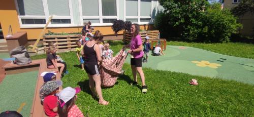 Předškoláci-Hulínské pohádkové jaro, hry na zahradě 