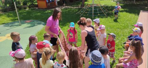 Předškoláci-Hulínské pohádkové jaro, hry na zahradě 